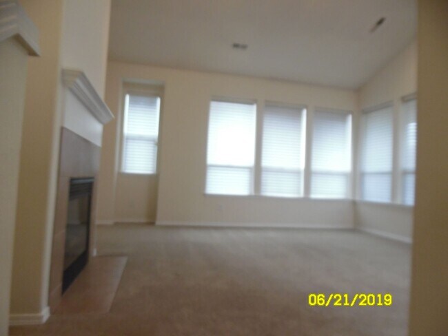 Building Photo - 325 NW Cypress St