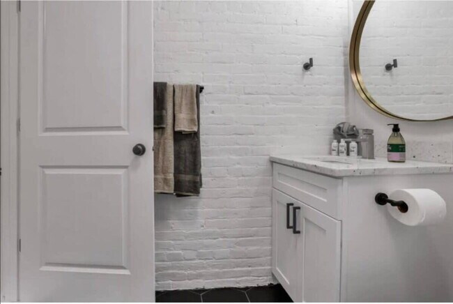 Building Photo - The Artist's Apt. | 1BR | Short North | +Parking
