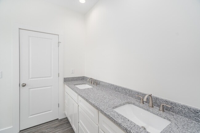 Building Photo - 147 Greenbriar Ln