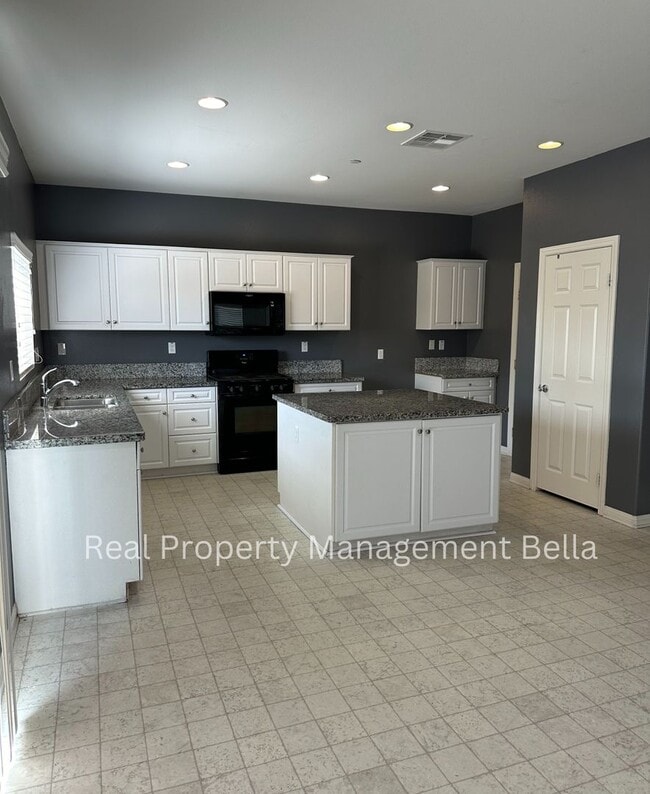 Building Photo - Cul-de-Sac Comfort + Space for Everyone