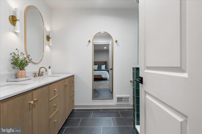 Building Photo - 4386 Lakewood Dr