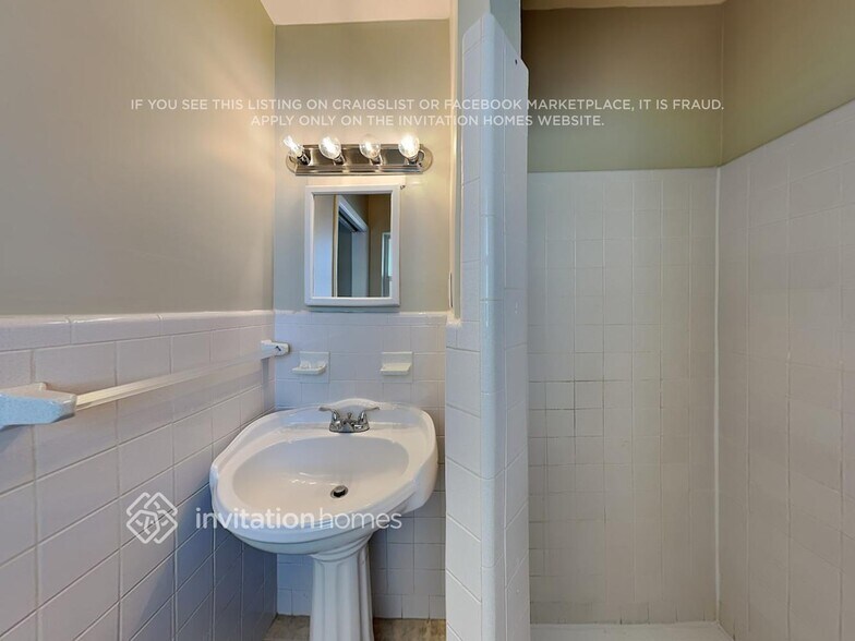 Building Photo - 3144 Bougainvillea St