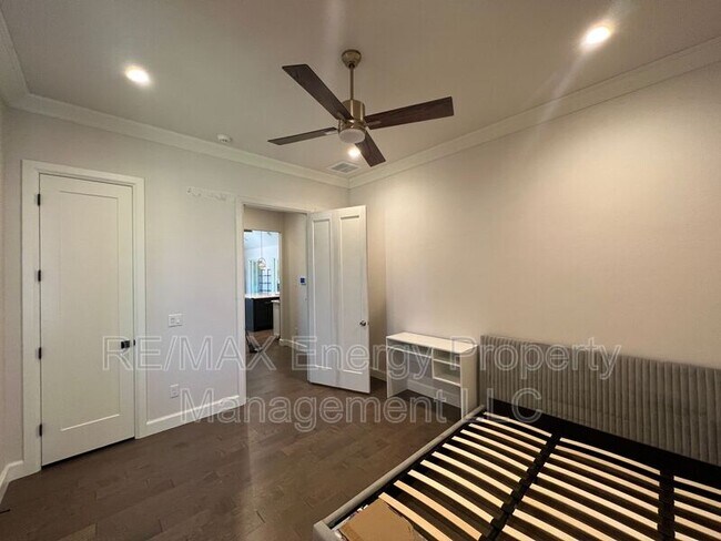 Building Photo - 440 St Claire Dr