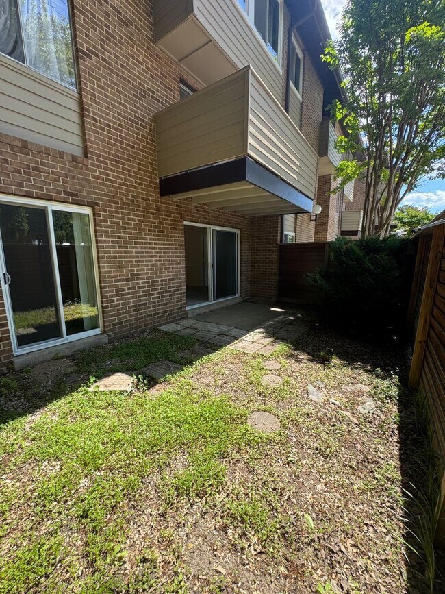 Building Photo - 19437 Brassie Pl