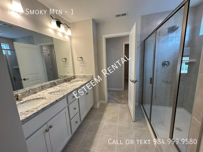 Building Photo - 1512 Smoky Mountains St