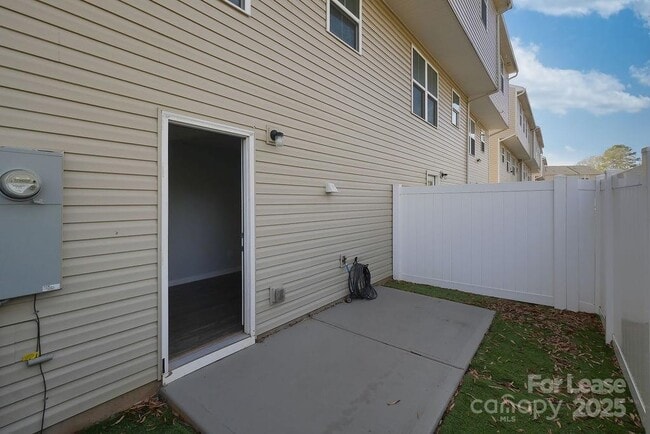 Building Photo - 808 Renee Ave