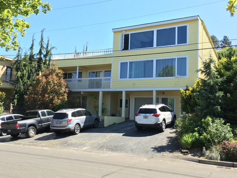 One street off the water, walk to downtown Kirklando downtown Kirkland - 714 1st St S
