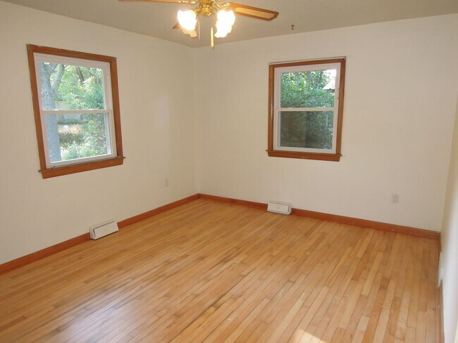 Building Photo - 807 7th Ave