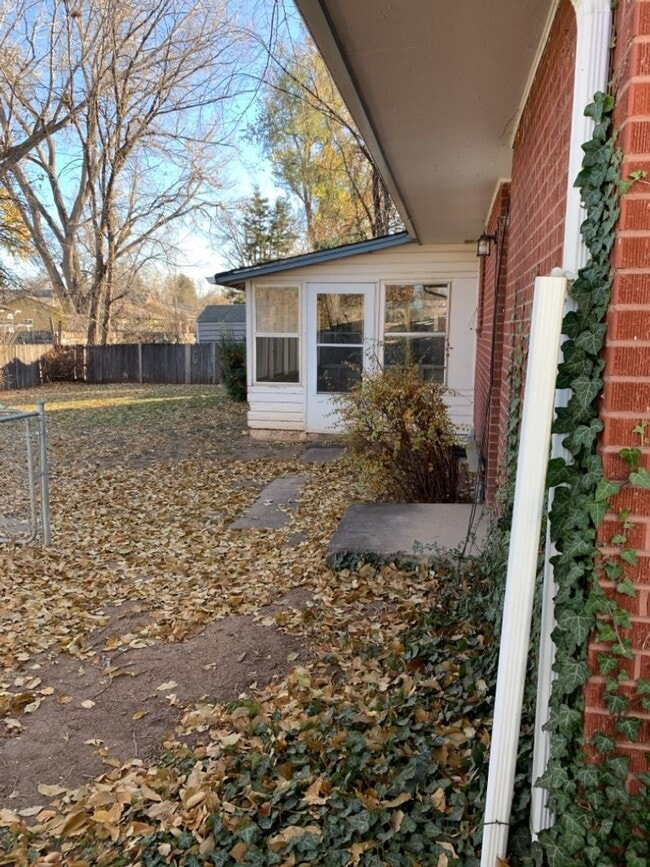 Building Photo - STUDENTS WELCOME! Spacious 5 Bed 2 Bath Ranch Home