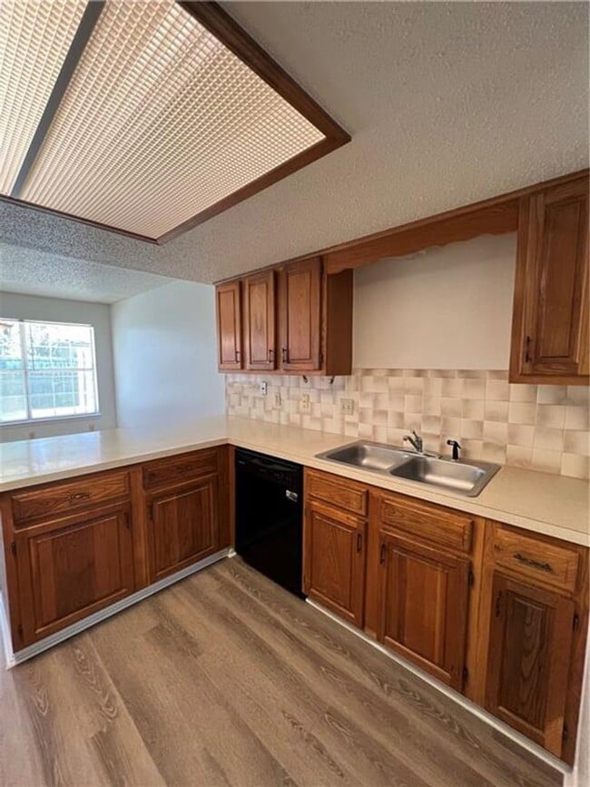 Building Photo - 320 S 11th Pl