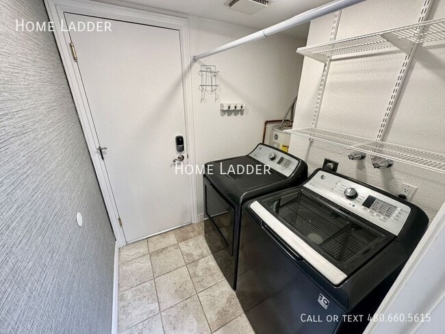 Building Photo - 8084 E Del Laton Dr