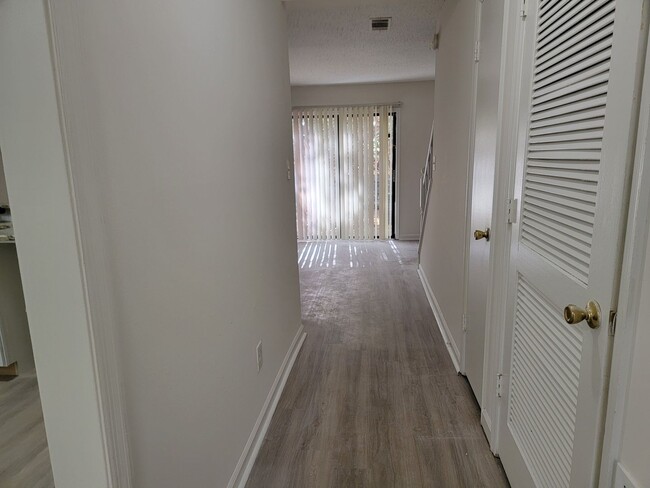 Building Photo - Quiet Cul-de-Sac Townhome -Recently Updated -