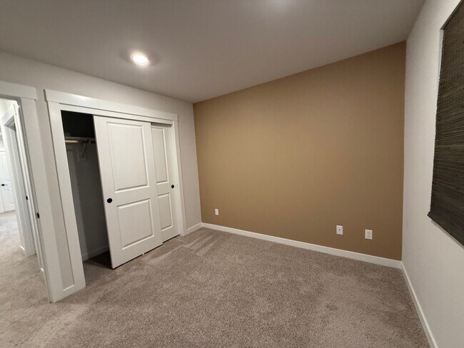 Building Photo - 18406 SW Buckhorn Dr