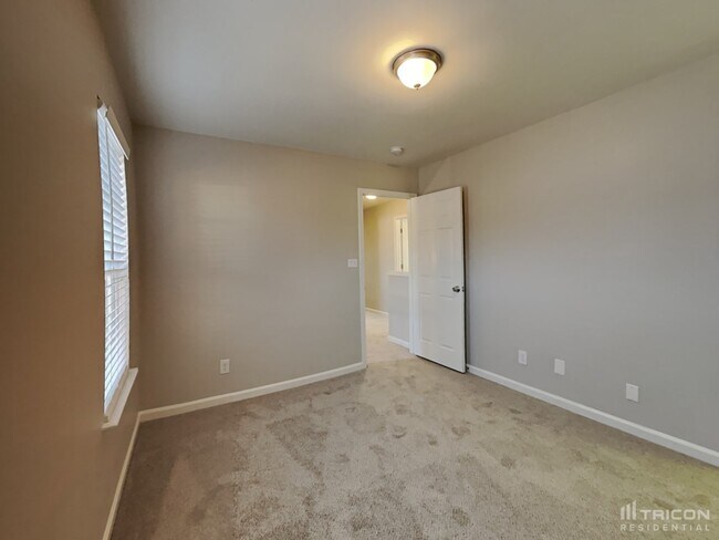 Building Photo - 225 Everett Park Dr
