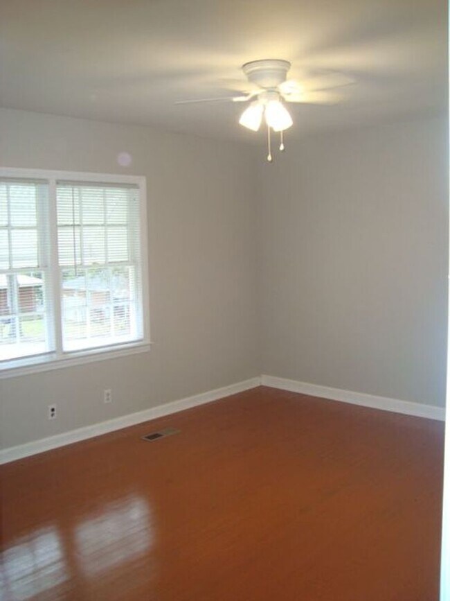 Building Photo - Charming two bedroom and one bath home available to rent