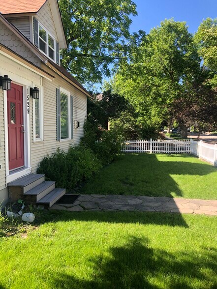 Building Photo - 1529 S Vermont Ave