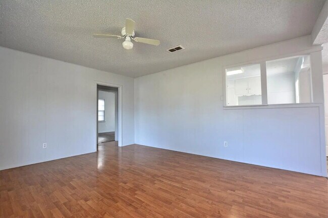 Building Photo - Cute 2/1 with Tons of Space!