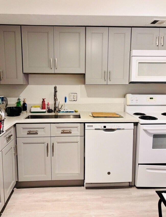 Building Photo - 2900 N Palm Aire Dr