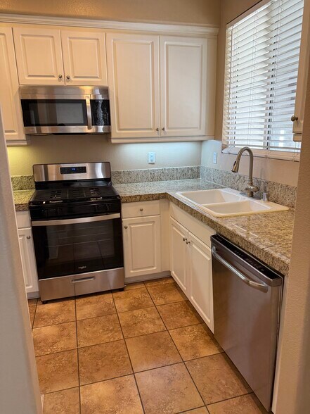 Kitchen - 33710 Willow Haven Ln