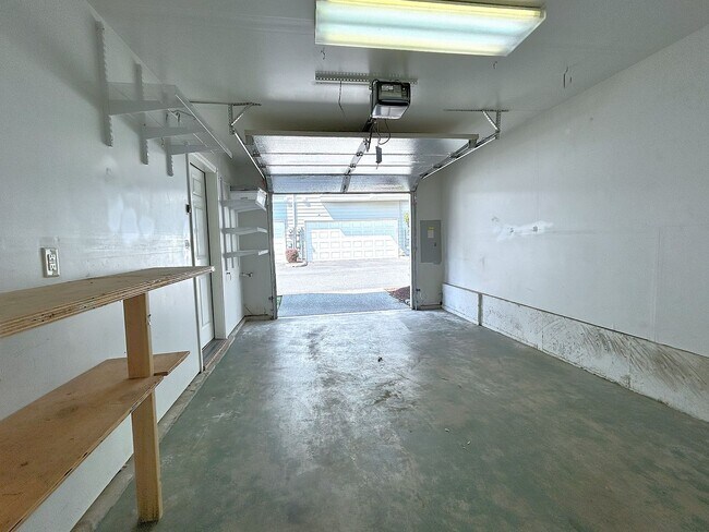 Building Photo - Gorgeous 2-bedroom Townhouse with attached...