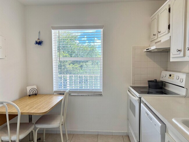 Building Photo - 1055 Country Club Dr