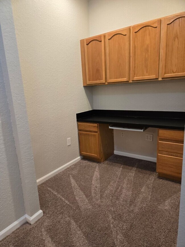 Building Photo - Spacious 3 bedroom, 2.5 bath townhouse in ...