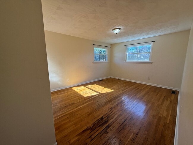 Building Photo - Must see 2 - bedroom, 1 -bath all brick home