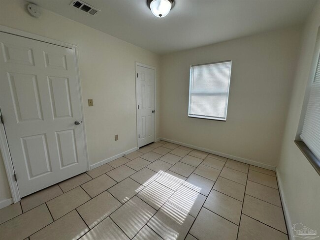 Building Photo - 120 Holmes Dr