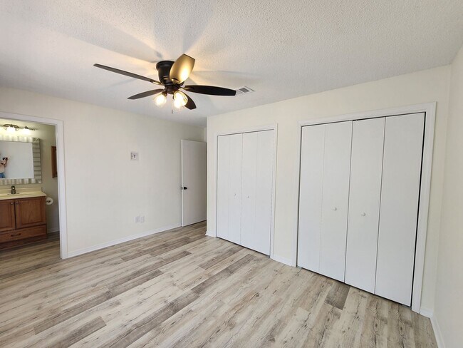 Building Photo - Gulf Shores 2/1.5 condo at Country Club Village