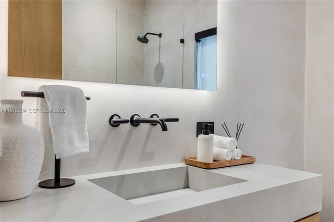 Building Photo - 1000 NW 9th Ct