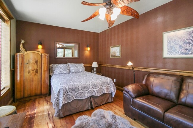 Building Photo - Safari Suite: Cozy, Downtown Jacksonville, First Floor $300 Utility Fee