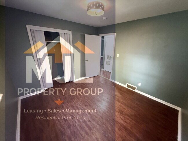 Building Photo - Spacious 3 Bedroom / 1 Bath Apartment in Sugar Creek *Ready Now*