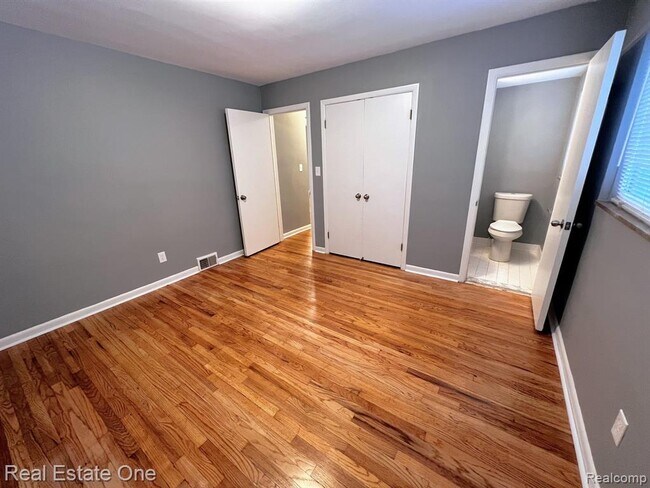 Building Photo - 463 N Eton St