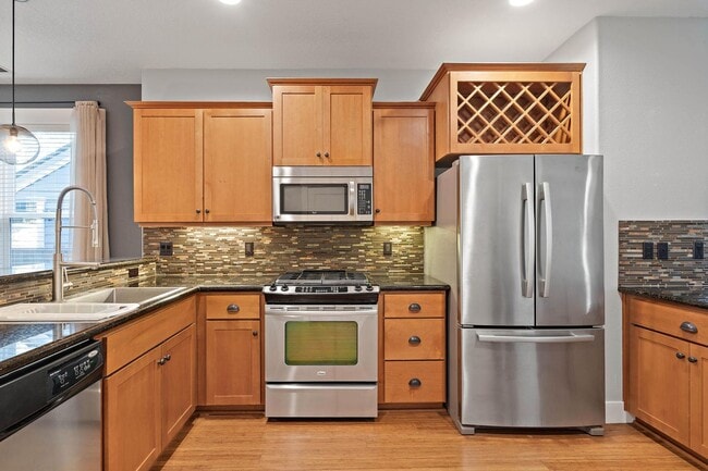 Building Photo - Beautiful 3-bdrm/2.5-bath contemporary craft home w/ lots of character. A/C, fireplace, fenced ba...