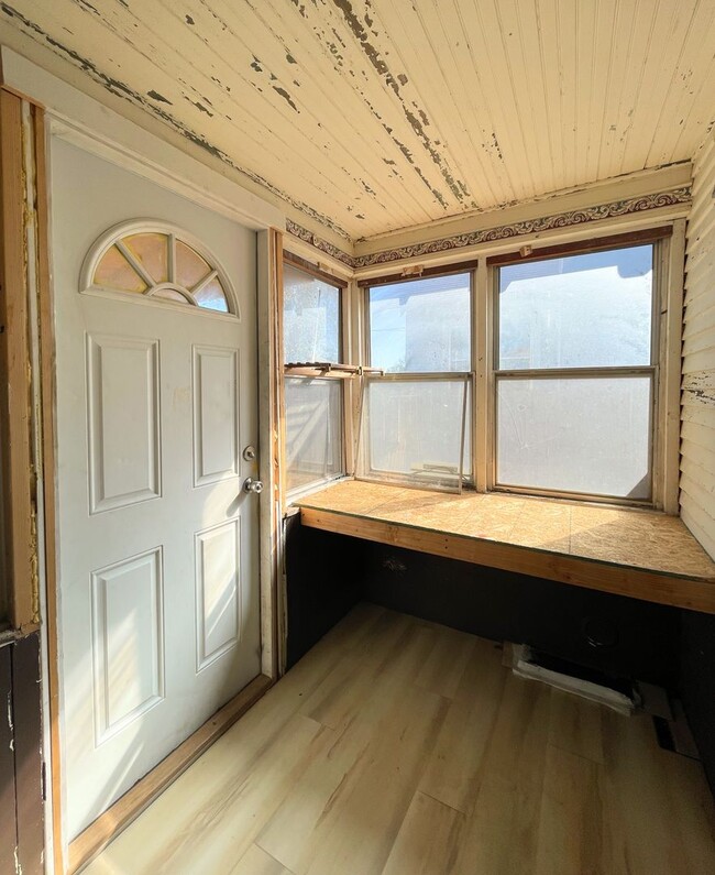 Building Photo - Updated 2-Bed, 1-Bath House