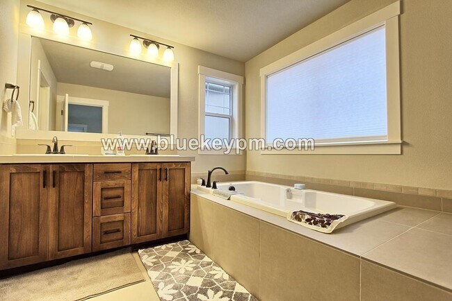 Building Photo - 4 Bed  3 Bath Home in Bethany Across From ...
