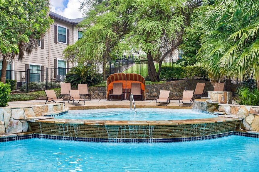 Nestled in a serene setting with beautiful views, Mission Oak apartment provides a peaceful retreat that feels worlds away while being conveniently located near shopping, dining, and major employers. - Mission Oaks