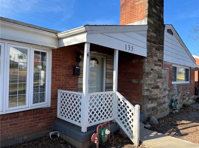 Building Photo - 135 Greenbriar Dr
