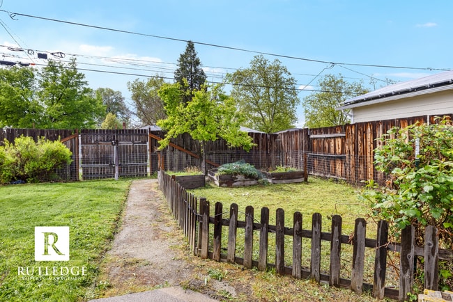 Building Photo - 3 Bedroom / 2 Bath - Ranch Style Home West Medford / Huge Back Yard!