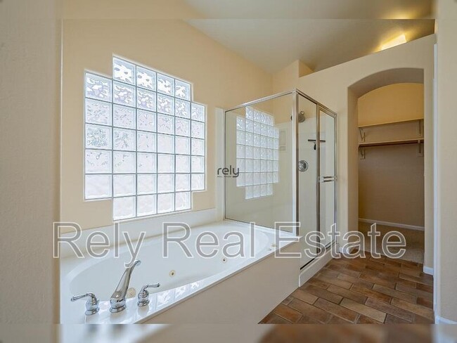 Building Photo - 4605 N Clear Creek Dr