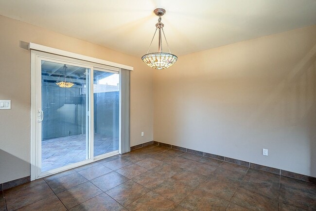 Building Photo - Charming 3 bedroom townhome near everything!