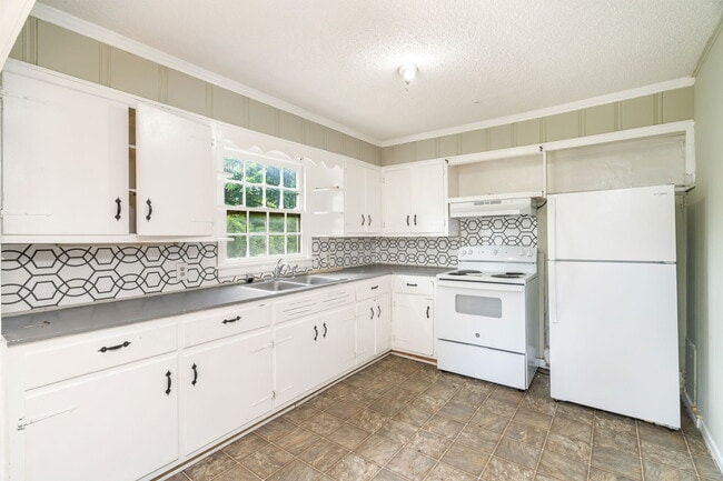 Building Photo - 2823 Island Home Ave