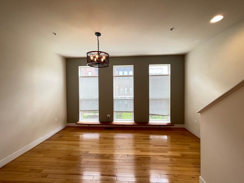 Building Photo - 924 King Farm Blvd