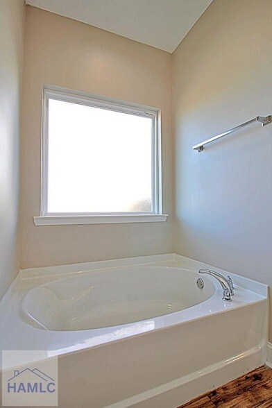 Building Photo - 582 Burke Dr