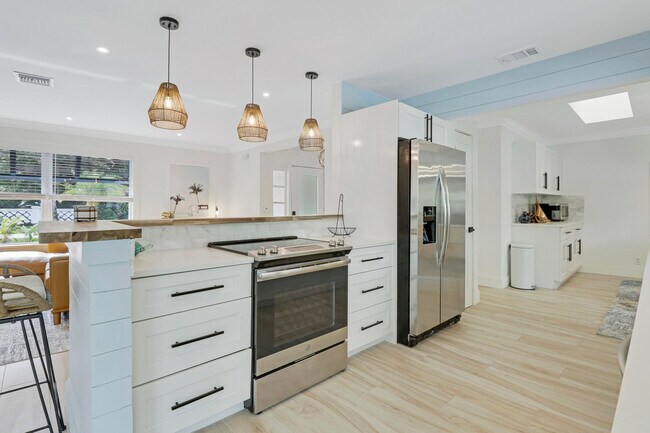 Building Photo - 9 W Riverside Dr