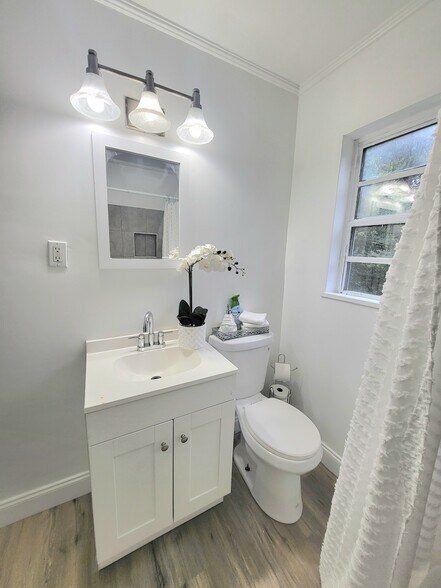 Building Photo - 110 Astor St