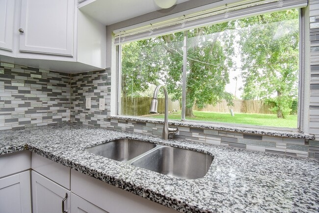 Building Photo - 2110 Hilton Head Dr