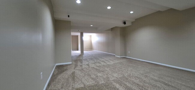 Building Photo - 2999 Iowa Ct