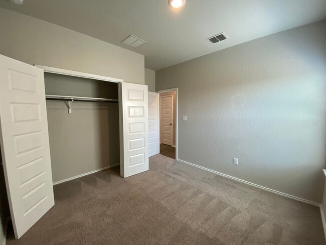Building Photo - Fabulous 4/2 single story conveniently loc...