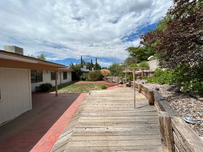 Building Photo - Spacious 3 Bedroom 2 Bathroom Home in the ...